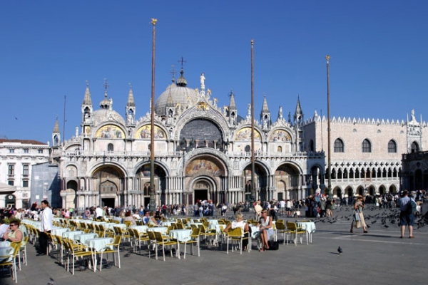 2 Venecija: Grad karnevala i gondolijera
