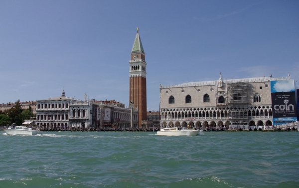 Venecija: Grad karnevala i gondolijera